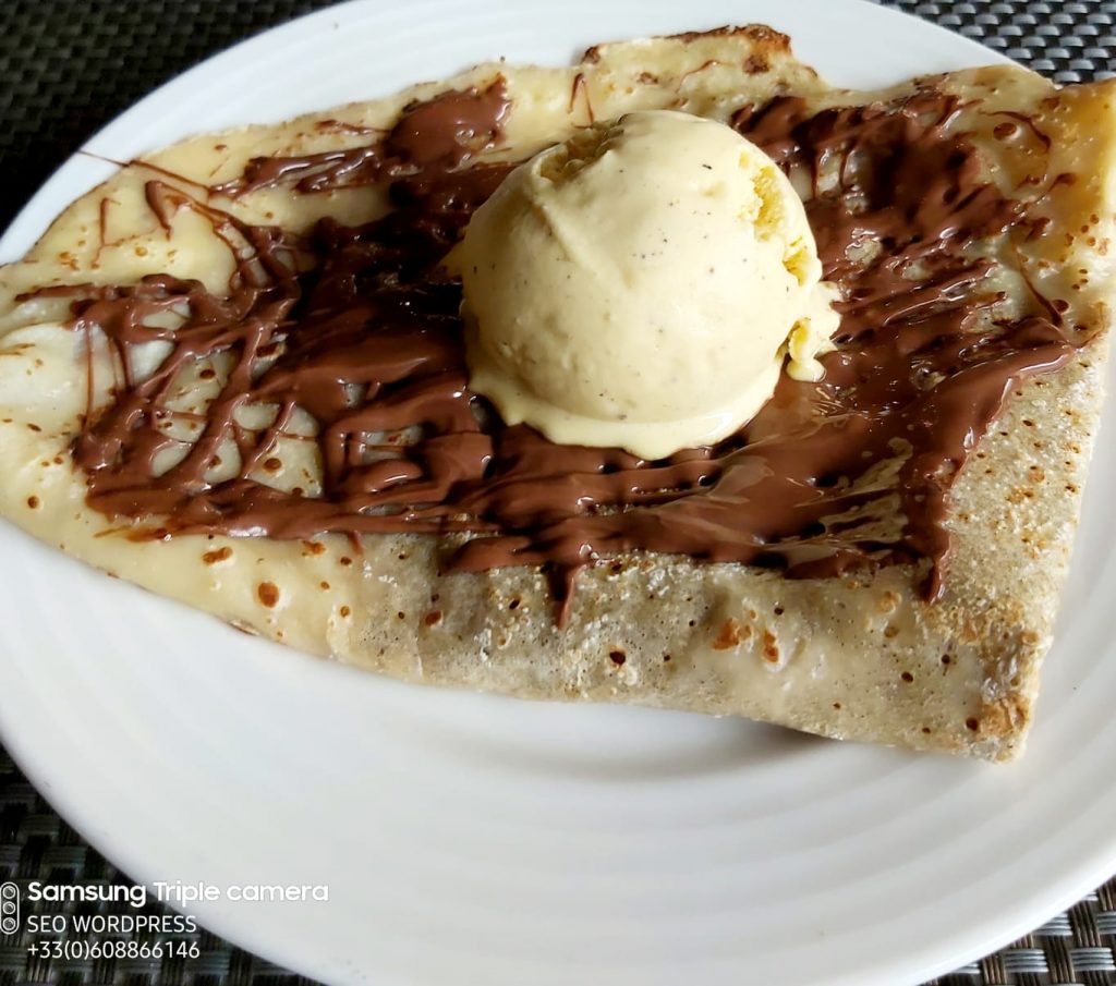 Endúlzate el día merendando unos merecidos crepes de chocolate Nutela acompañados de helado de vainilla