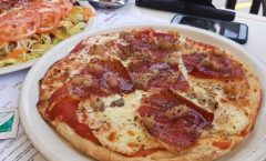 PIZZA BACÓ A LA CIRERA ENCAMP RESTAURANT DE PASTA Y PIZZA 