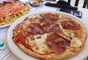 PIZZA BACÓ A LA CIRERA ENCAMP RESTAURANT DE PASTA Y PIZZA 