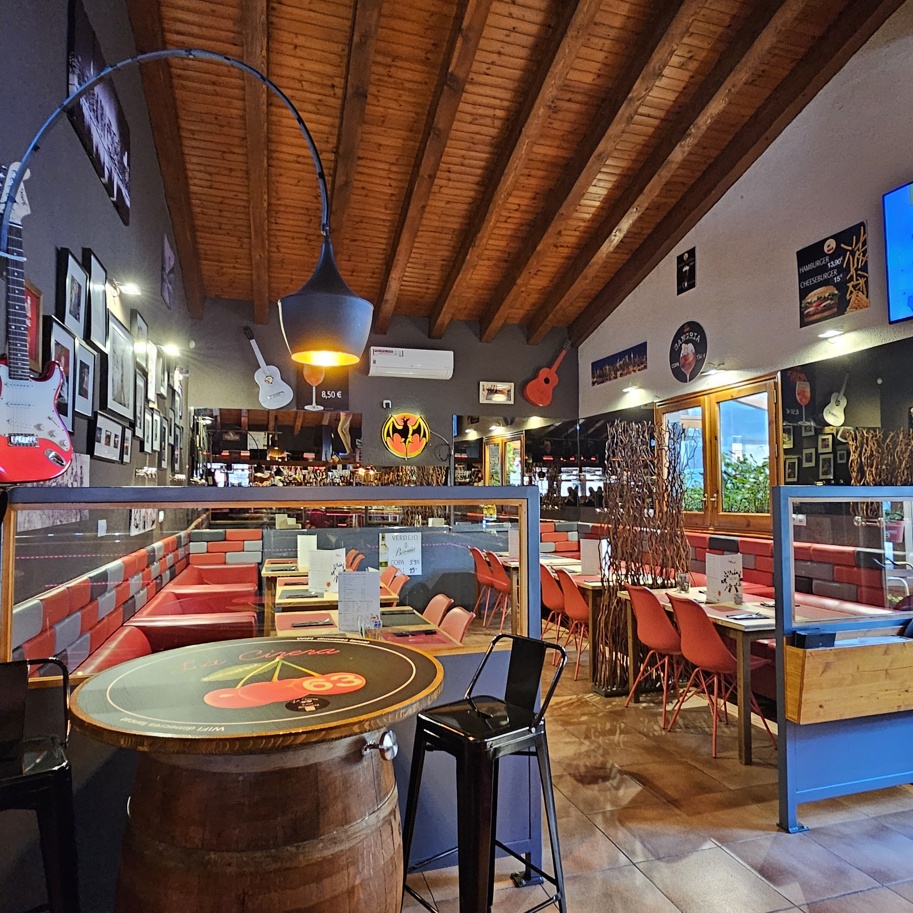 Aquest restaurant es troba en un lloc privilegiat, envoltat de les muntanyes d'Encamp a Andorra, peu de pistes amb unes vistes impressionants. Al seu interior, compta amb una decoració acollidora i elegant que us fa sentir en un ambient especial.