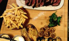 La Cirera Restaurant a Encamp també tenim el Xuleton de Carn madurada prèmium d’1 kg 490 més dues salses casolanes, verdures i patates fregides a 75 €. (Gener 2024)