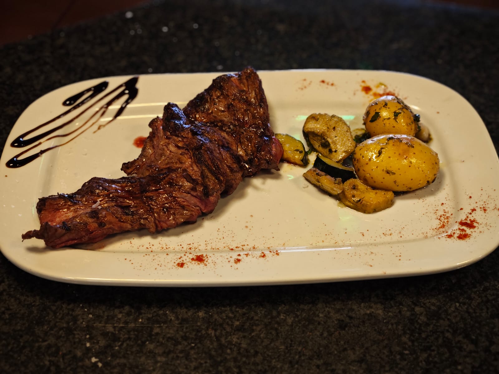 À la Cirera, notre menu à 16,90 € inclus chaque jour une viande de bœuf à la braise et une garniture maison ! Un menu de qualité à prix bas !